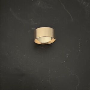 Elegant Gold Band Ring